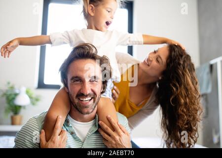 Happy Family Fun Zeit zu Hause in Stockfoto