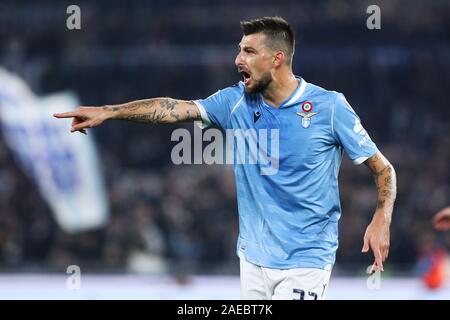 Francesco Acerbi Latium Gesten während der Italienischen Meisterschaft in der Serie A Fußballspiel zwischen SS Lazio Rom und Juventus am 7. Dezember 2019 im Stadio Olimpico in Rom, Italien - Foto Federico Proietti/ESPA-Bilder Stockfoto