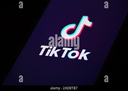 Nahaufnahme der TikTok Logo, Symbol, Logo auf einem modernen Smartphone Stockfoto