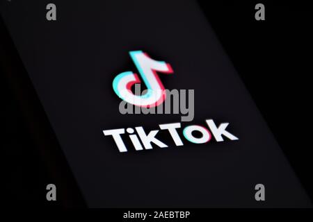 Nahaufnahme der TikTok Logo, Symbol, Logo auf einem modernen Smartphone Stockfoto