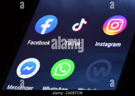 Nahaufnahme der TikTok Logo, Symbol, Logo auf einem modernen Smartphone mit verschiedenen anderen Apps Stockfoto