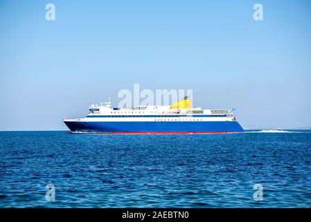 Big blue Fähre schwimmt auf Ägäis unter einem klaren blauen Himmel. Griechenland Stockfoto