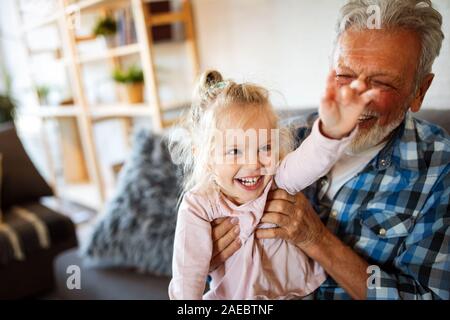 Die großeltern spielen und Spaß mit ihrer Enkelin Stockfoto