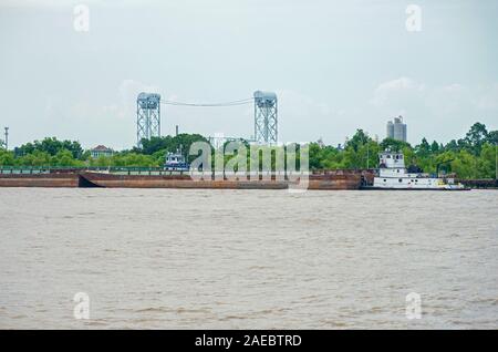 NEW ORLEANS, LA, USA - 14. JUNI 2019: Speyrer drücken Lastkähne auf Mississippi River und der Schleuse. Stockfoto