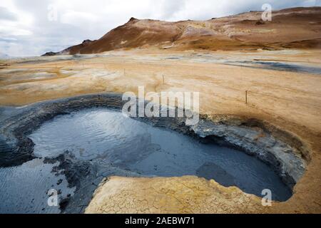 Schlammtöpfe in der geothermischen Gebiet von Namaskard in Island. Stockfoto