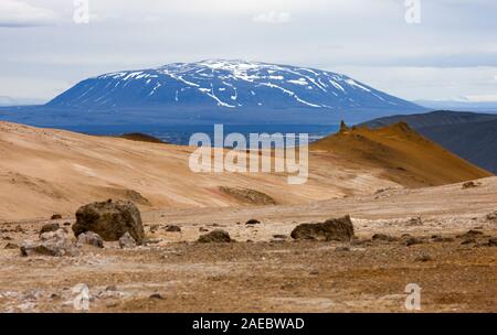 Blick von der Namafjall zu einem weit entfernten Vulkans in Island. Stockfoto