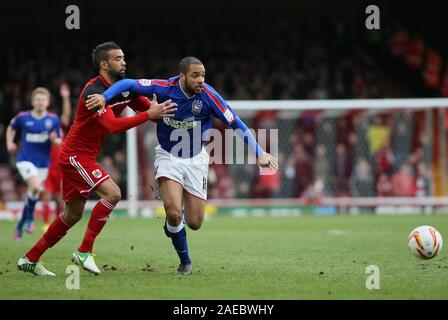 26. Januar 2013 - nPower Meisterschaft Fußball - Bristol City Vs. Ipswich Town - Ipswich Town David McGoldrick hält weg von Liam Fontaine-Foto: Paul Roberts/Oneuptop/Alamy. Stockfoto