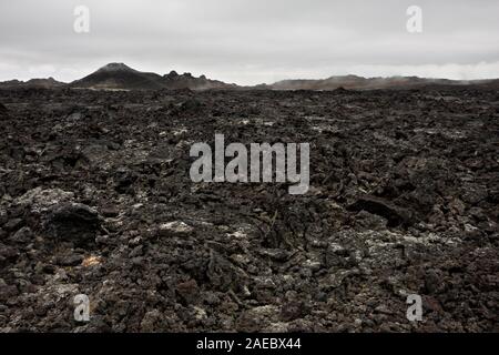 Schwarze Lava mit Dampf in Leirhnjukur, Island. Stockfoto