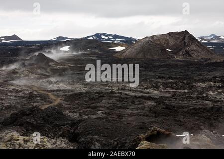 Dampfende lava Landschaft mit einem Krater, Island. Stockfoto