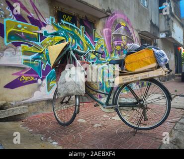 Quy Nhon, Vietnam - 24. Mai 2019. Ein Anbieter Fahrrad auf alten Straße in Quy Nhon, Vietnam. Quy Nhon ist eines der wichtigsten industriellen Zentren des Südens Cen Stockfoto