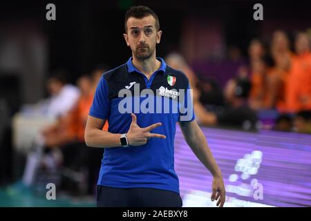 Shaoxing, China. 8 Dez, 2019. Daniele Santarelli von Imoco Volley Conegliano Gesten während des Finales zwischen Imoco Volley Conegliano von Italien und Eczaclbasl Vitra Istanbul von der Türkei 2019 die FIVB Frauen Club Weltmeisterschaft in Shaoxing, East China, am 8. Dezember, 2019. Credit: Li Jundong/Xinhua/Alamy leben Nachrichten Stockfoto