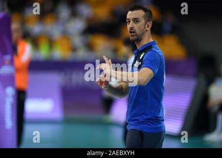 Shaoxing, China. 8 Dez, 2019. Daniele Santarelli, Cheftrainer der Imoco Volley Conegliano Gesten während des Finales zwischen Imoco Volley Conegliano von Italien und Eczaclbasl Vitra Istanbul von der Türkei 2019 die FIVB Frauen Club Weltmeisterschaft in Shaoxing, East China, am 8. Dezember, 2019. Credit: Li Jundong/Xinhua/Alamy leben Nachrichten Stockfoto