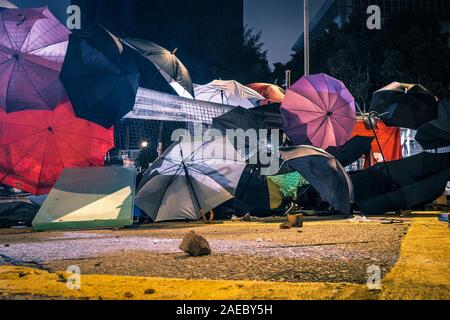 HongKong - November, 2019: Straßenbarrikaden und riot Nachwirkungen in Hongkong bei Nacht neben der Polytechnischen Universität während der 2019 Hongkong Proteste Stockfoto