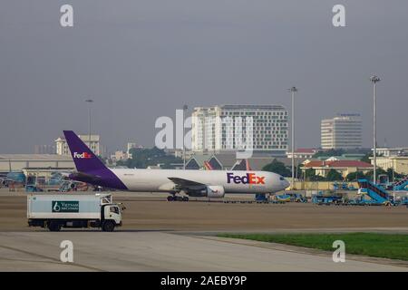 Saigon, Vietnam - 22. Mai 2019. N 106 FE Federal Express (FedEx) Boeing 767-300ER Andocken an Flughafen Tan Son Nhat (SGN) in Saigon, Vietnam. Stockfoto