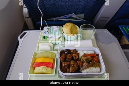Saigon, Vietnam - 22. Mai 2019. Essen an Bord von Flugzeug in der Economy Class von Vietnam Airlines, internationalen Flug. Stockfoto