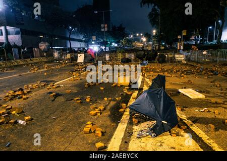 HongKong - November, 2019: Straßenbarrikaden und riot Nachwirkungen in Hongkong bei Nacht neben der Polytechnischen Universität während der 2019 Hongkong Proteste Stockfoto