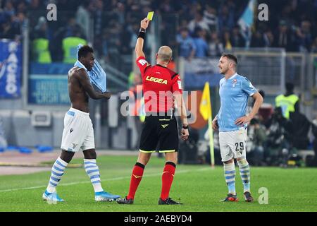 Schiedsrichter Michael Fabbri zeigt gelbe Karte von Felipe Caicedo Latium (L) Während der Italienischen Meisterschaft in der Serie A Fußballspiel zwischen SS Lazio Rom und Juventus am 7. Dezember 2019 im Stadio Olimpico in Rom, Italien - Foto Federico Proietti/ESPA-Bilder Stockfoto