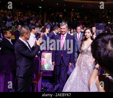 Shanghai, China - Jun 3, 2019. Berühmte chinesische Filmstar Huang Xiaoming und Angela Yeung Flügel in der Partei auf das Spektrum der Meere Kreuzfahrtschiff. Stockfoto