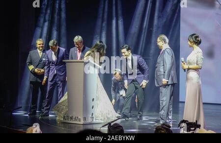 Shanghai, China - Jun 3, 2019. Berühmte chinesische Filmstar Huang Xiaoming und Angela Yeung Flügel in der Partei auf das Spektrum der Meere Kreuzfahrtschiff. Stockfoto