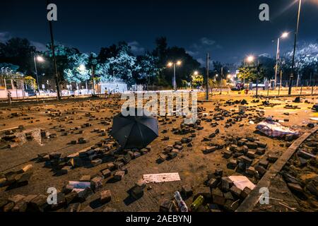 HongKong - November, 2019: Straßenbarrikaden und riot Nachwirkungen in Hongkong bei Nacht neben der Polytechnischen Universität während der 2019 Hongkong Proteste Stockfoto