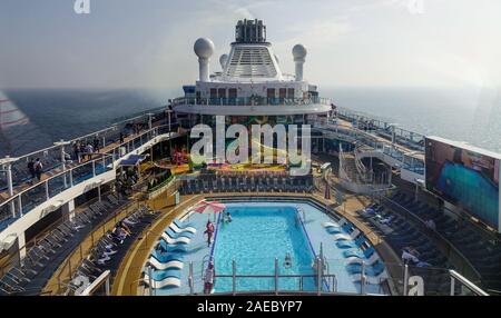 Shanghai, China - Jul 4, 2019. Luftaufnahme von Spektrum der Meere durch Royal Caribbean in sonniger Tag. Das Schiff ist eines der modernsten Kreuzfahrten im Stockfoto