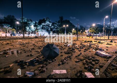 HongKong - November, 2019: Straßenbarrikaden und riot Nachwirkungen in Hongkong bei Nacht neben der Polytechnischen Universität während der 2019 Hongkong Proteste Stockfoto