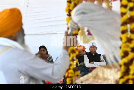 Rajasthan CM Ashok Gehlot mit Sikh Gläubige nehmen an der Shabad Kirtan gehalten anlässlich der 550. Jahrestag des Shri Guru Nanak Dev ji. Stockfoto