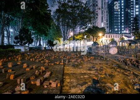 HongKong - November, 2019: Straßenbarrikaden und riot Nachwirkungen in Hongkong bei Nacht neben der Polytechnischen Universität während der 2019 Hongkong Proteste Stockfoto