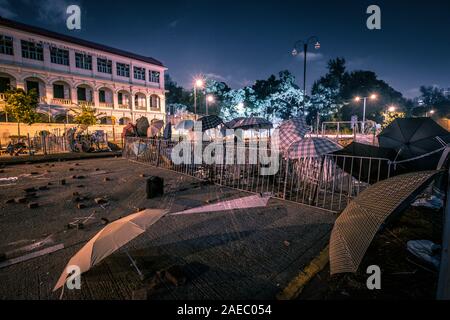 HongKong - November, 2019: Straßenbarrikaden und riot Nachwirkungen in Hongkong bei Nacht neben der Polytechnischen Universität während der 2019 Hongkong Proteste Stockfoto