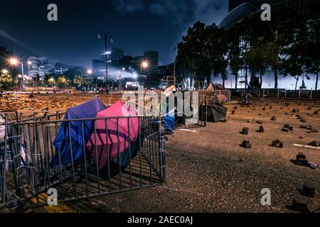 HongKong - November, 2019: Straßenbarrikaden und riot Nachwirkungen in Hongkong bei Nacht neben der Polytechnischen Universität während der 2019 Hongkong Proteste Stockfoto