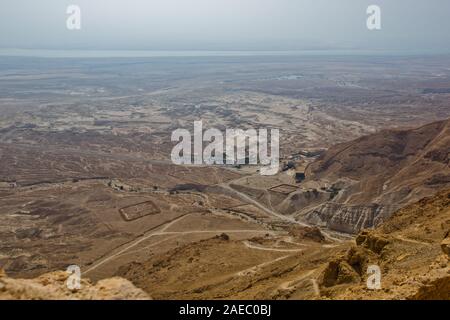 Israel Masada, Reste eines von mehreren Legionär camps in Masada, gerade außerhalb der circumvallation Wand von oben gesehen Stockfoto