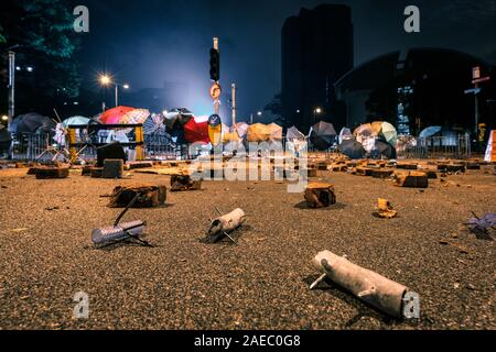 HongKong - November, 2019: Straßenbarrikaden und riot Nachwirkungen in Hongkong bei Nacht neben der Polytechnischen Universität während der 2019 Hongkong Proteste Stockfoto