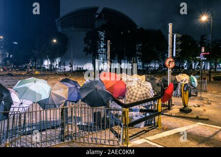 HongKong - November, 2019: Straßenbarrikaden und riot Nachwirkungen in Hongkong bei Nacht neben der Polytechnischen Universität während der 2019 Hongkong Proteste Stockfoto