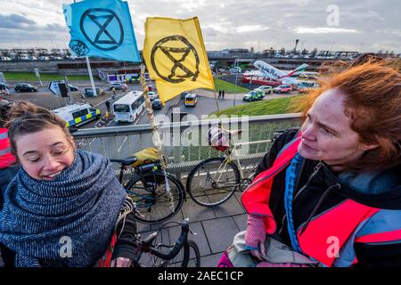 London, Großbritannien. 08 Dez, 2019. Einrichten von Camp über dem Tunnel Road Kreisverkehr, der Ursprungsort für Teh Protest vorgeschlagen, doch wurde die Erlaubnis wiothdrawn am Freitag - Aussterben Rebellion Kopf zum Flughafen Heathrow. Eine kritische Masse von Radfahrern Fahrt von Hyde Park Corner zum Flughafen Heathrow. Am Flughafen eine Planierraupe auf der Bath Road verbindet, über dem Tunnel Road Kreisverkehr und zusammen bilden sie eine "Bulldozer Lüge-in" und die zukünftige Zerstörung Bulldozer wird verursachen, wenn Sie beginnen, den umstrittenen dritten Startbahn Gebäude. Boris Johnson wurde eingeladen, um zu sagen, wie Bürgermeister, dass Er sich vor t liegen würde Stockfoto