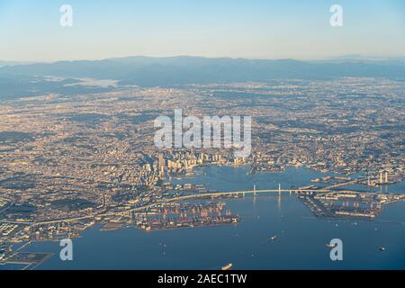 Luftaufnahme von Yokohama City, Kawasaki City und Ota-Stadt im Sonnenaufgang mit blauem Himmel Horizont Hintergrund, Tokio, Japan Stockfoto