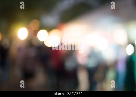 Abstract blur Bild von Essen in der Nacht Festival mit Bokeh für Hintergrund Nutzung Abschaltdruck Stockfoto