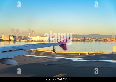 Tokio Haneda International Airport im Sonnenaufgang. In der Nähe der Keihin Industrie region Stockfoto