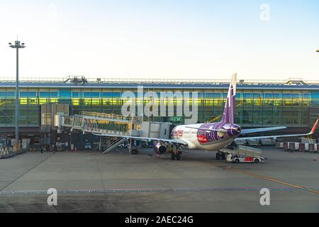 Tokio Haneda International Airport im Sonnenaufgang. In der Nähe der Keihin Industrie region Stockfoto