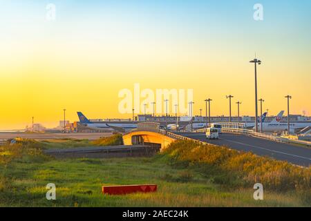 Tokio Haneda International Airport im Sonnenaufgang. In der Nähe der Keihin Industrie region Stockfoto