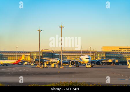 Tokio Haneda International Airport im Sonnenaufgang. In der Nähe der Keihin Industrie region Stockfoto