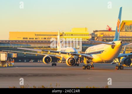 Tokio Haneda International Airport im Sonnenaufgang. In der Nähe der Keihin Industrie region Stockfoto