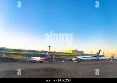 Tokio Haneda International Airport im Sonnenaufgang. In der Nähe der Keihin Industrie region Stockfoto