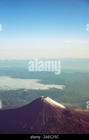 Vögel Auge Ansicht close-up den Berg Fuji (Mt. Fuji) und blauer Himmel. Landschaft Landschaften des Fuji-Hakone-Izu Nationalpark. Präfektur Shizuoka, Jap Stockfoto