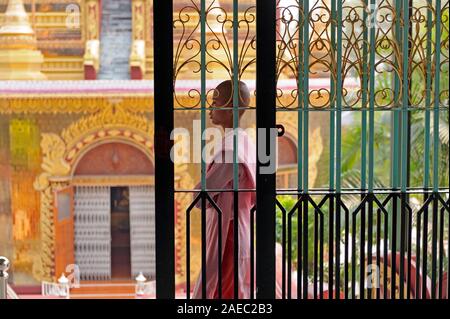 Anfänger Nonne am Eingang des Buddha Schrein am Sakyadhita Thilashin Nonnenkloster Schule in Sagaing Myanmar Stockfoto