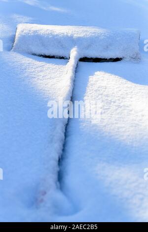 Eine Schneeschaufel Festlegung auf einem Boden von leichter Schnee im Winter Stockfoto