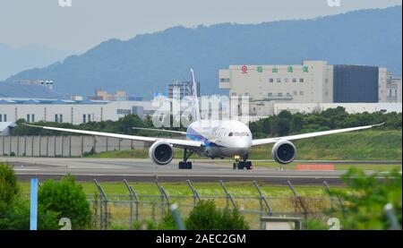 Osaka, Japan - 26.Juni 2019. ANA Verkehrsflugzeug Rollen auf Start- und Landebahn des Flughafen Osaka Itami (ITM). Itami ist die wichtigsten inländischen Flughafen Kansai dienen Stockfoto