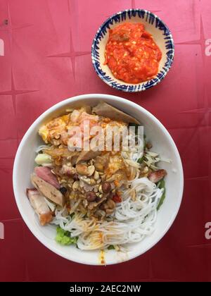 Traditionelle Nudelsuppe mit Schweinefleisch (Bun Mam) für das Frühstück in Da Nang, Vietnam. Stockfoto