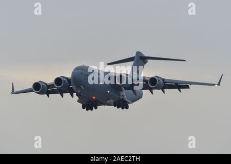 Osaka, Japan - 26.Juni 2019. USAF Boeing C-17A Globemaster III der US-Präsident Cadillac One und der Landung am Flughafen Osaka Itami (ITM). Stockfoto