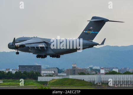 Osaka, Japan - 26.Juni 2019. USAF Boeing C-17A Globemaster III der US-Präsident Cadillac One und der Landung am Flughafen Osaka Itami (ITM). Stockfoto