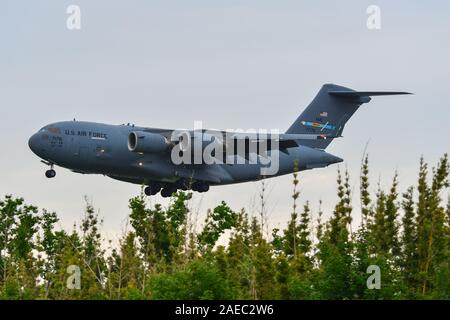 Osaka, Japan - 26.Juni 2019. USAF Boeing C-17A Globemaster III der US-Präsident Cadillac One und der Landung am Flughafen Osaka Itami (ITM). Stockfoto